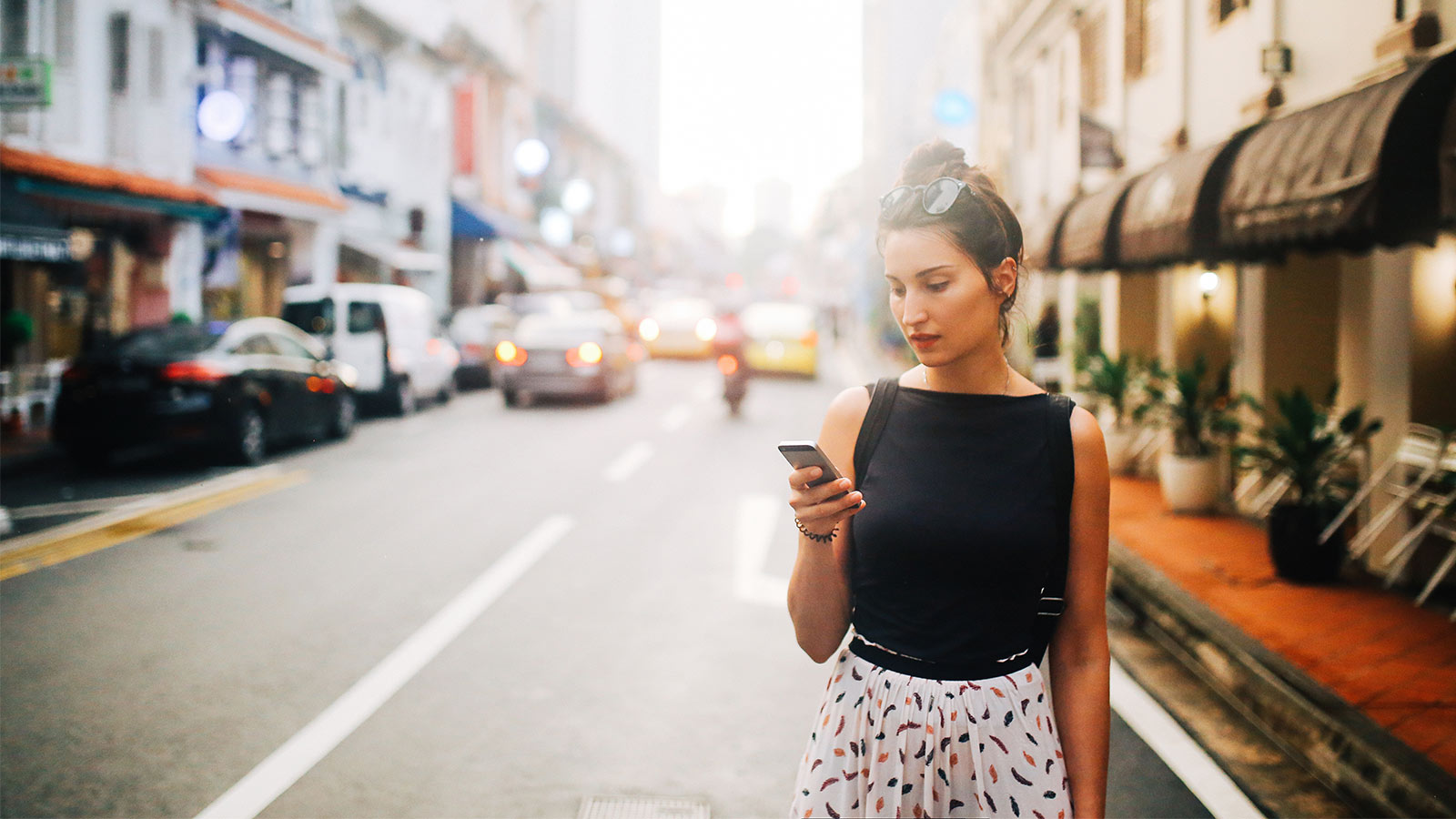 Mujer mirando su celular