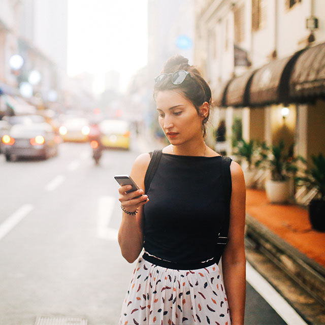 Mujer mirando su celular